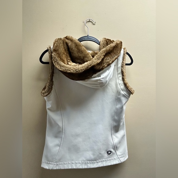 Marmot Women's Furlong Faux Fur Softshell Vest - Picture 3 of 6